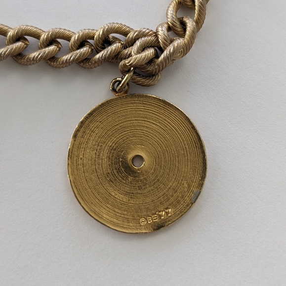 VTG SIGNED 1977 ELVIS GOLD TONE CHARM BRACELET - Picture 4 of 10